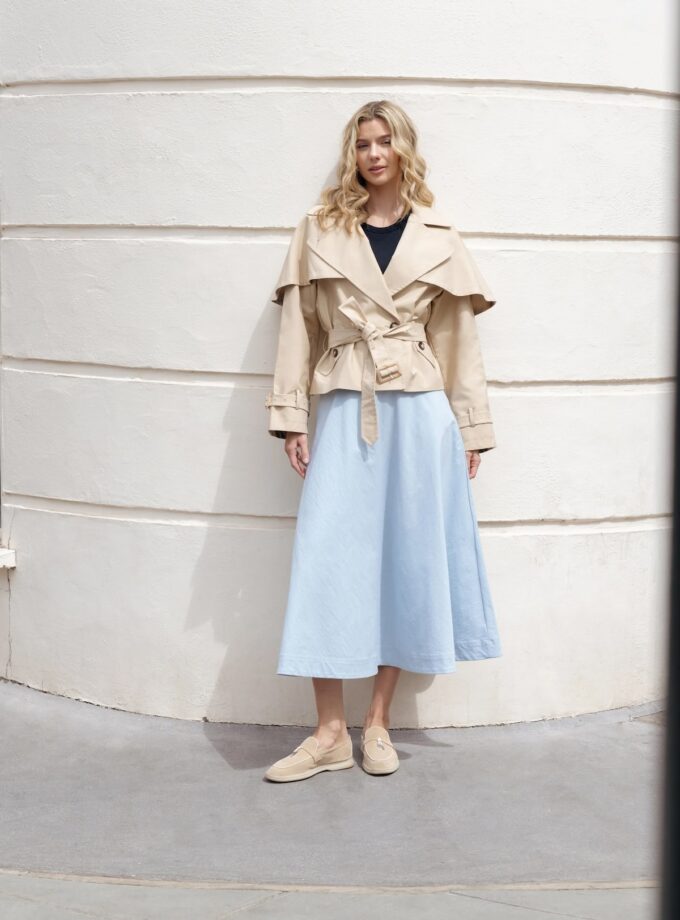 Chaqueta tipo gabardina con capa desmontable en color vainilla URBANCODE