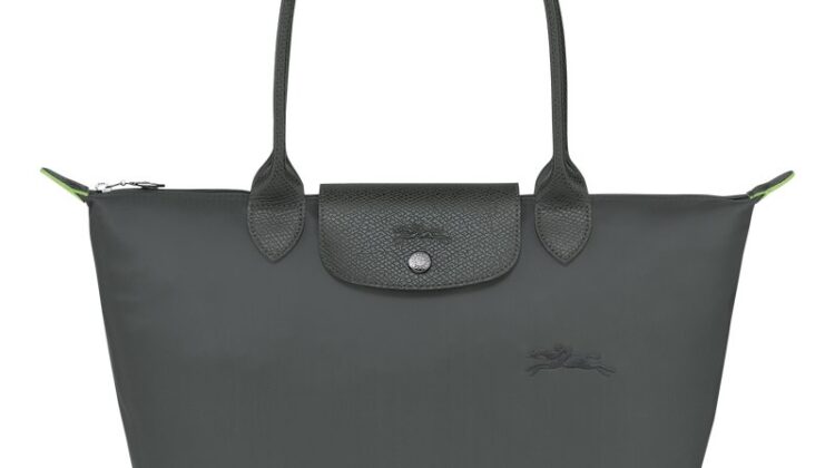 Le Pliage Green Bolso de hombro M
Lona reciclada – Grafito LONGCHAMP