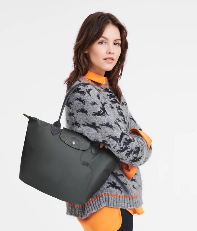 Le Pliage Green Bolso de hombro M
Lona reciclada - Grafito LONGCHAMP